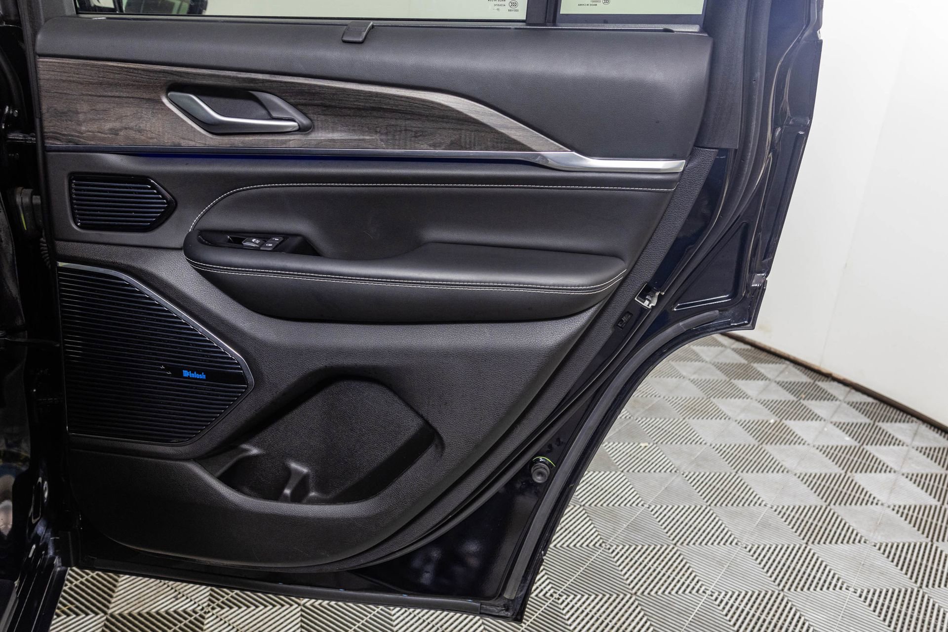 Used 2024 Jeep Grand Cherokee Overland w/ Luxury Tech Group IV image 49