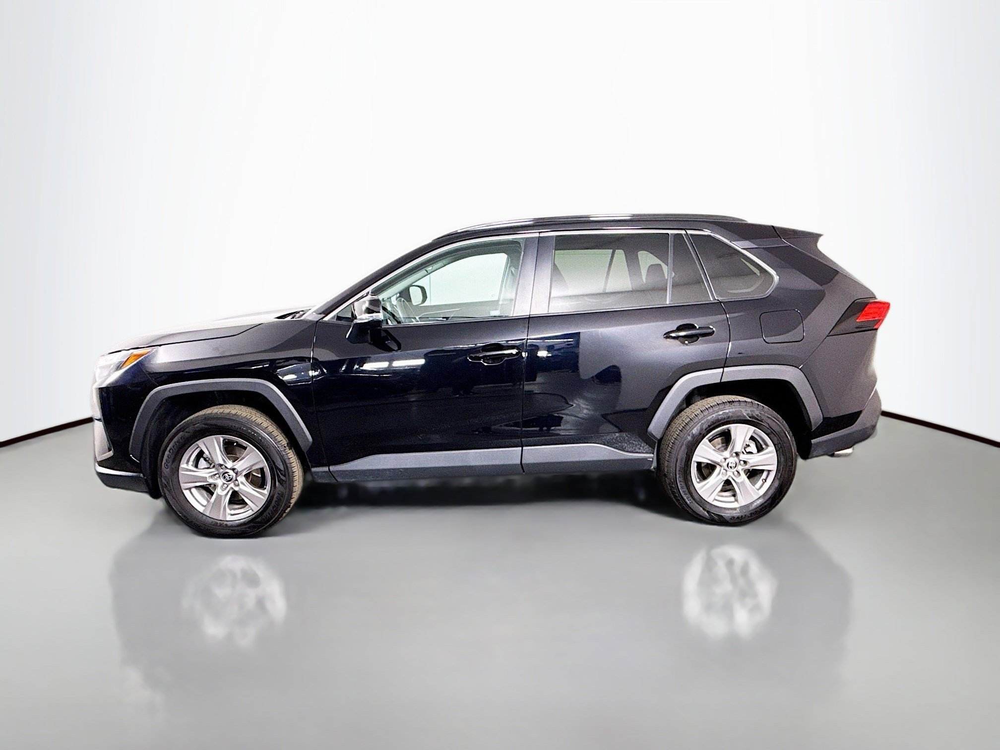 Used 2022 Toyota RAV4 XLE image 6