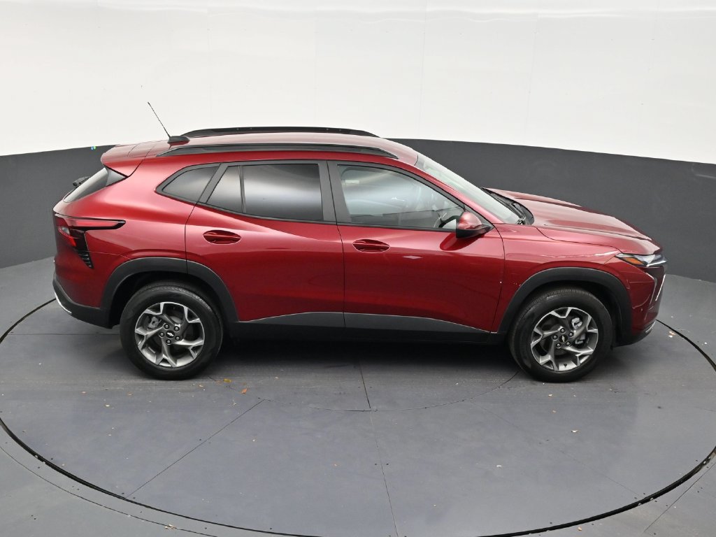 Used 2025 Chevrolet Trax LT FWD image 17