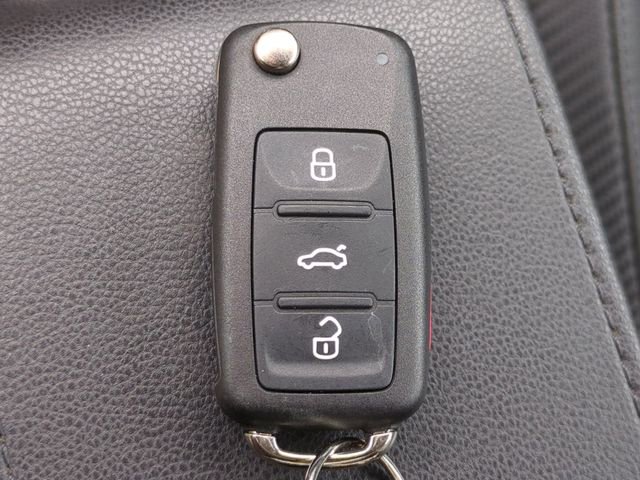 Used 2013 Volkswagen Beetle 2.5 FWD image 26