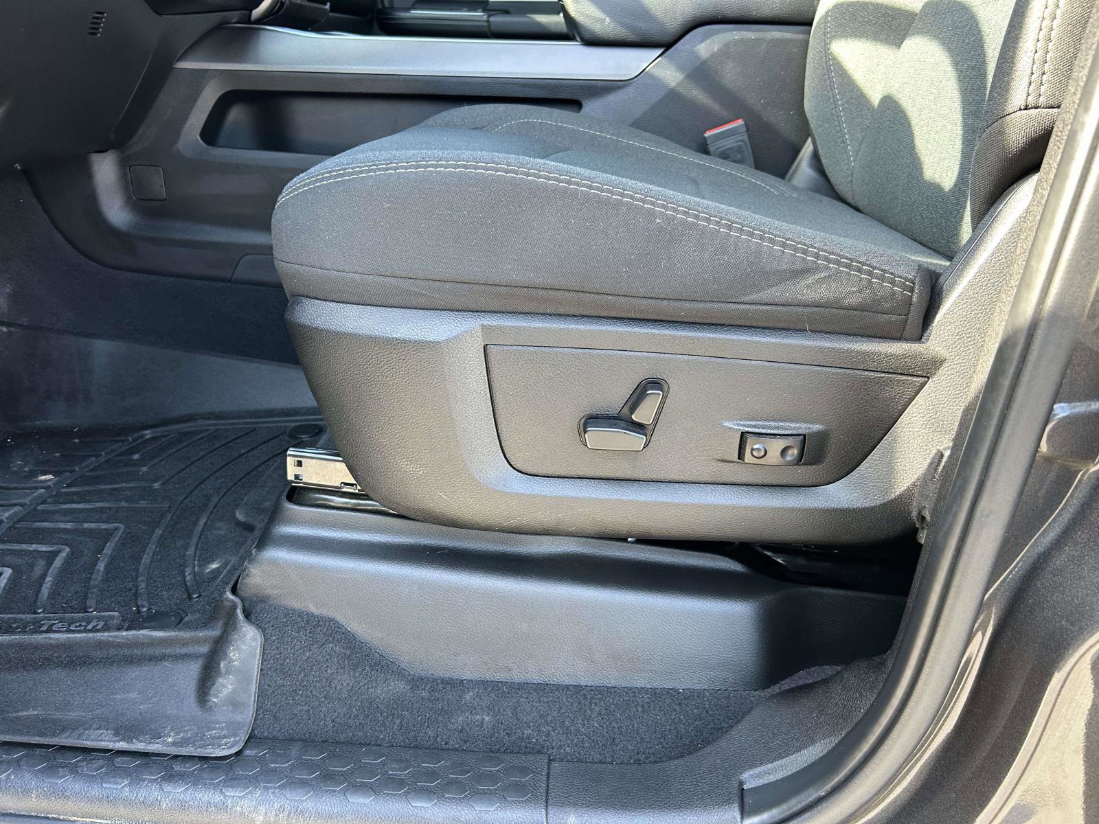 Used 2024 RAM 2500 Big Horn w/ Sport Appearance Package image 15