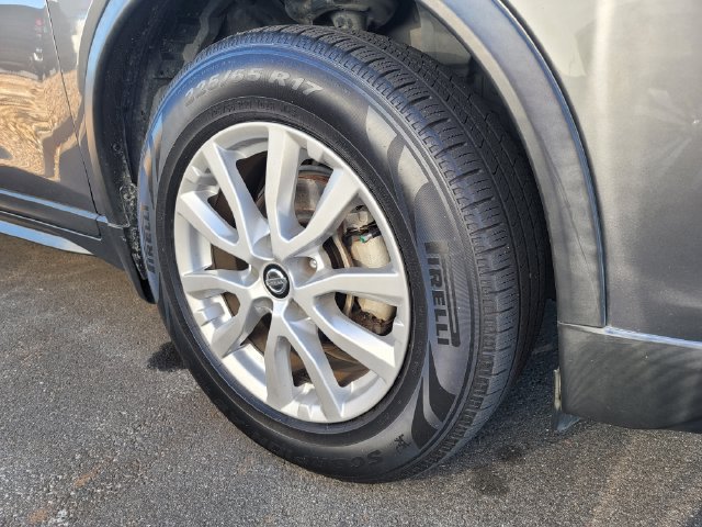 Used 2017 Nissan Rogue SV FWD image 2