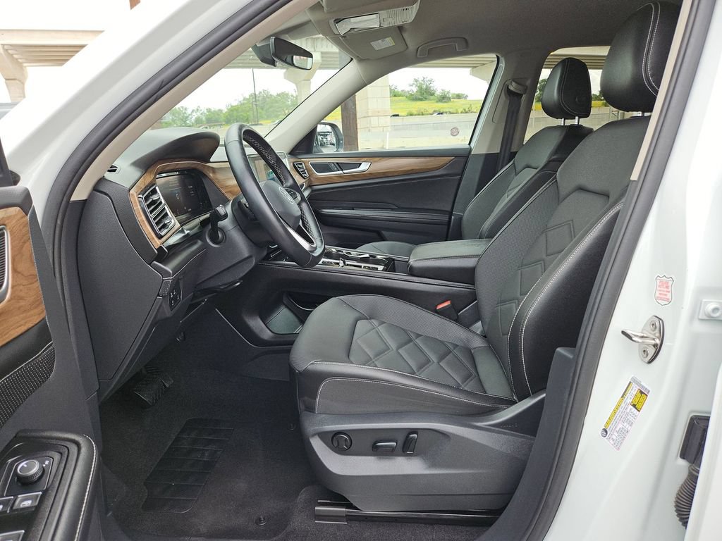 Used 2025 Volkswagen Atlas SE AWD/4WD image 11