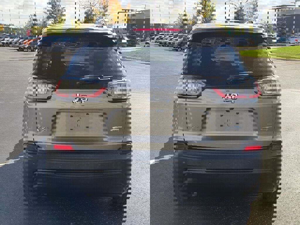 Used 2019 Jeep Cherokee Latitude Plus w/ Comfort/Convenience Group image 11