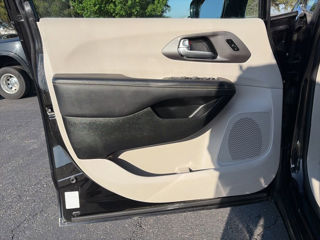 Used 2024 Chrysler Pacifica Touring-L image 14