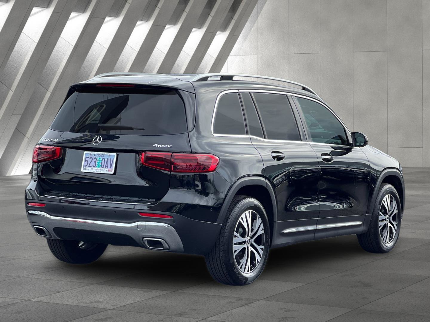 Used 2024 Mercedes-Benz GLB 250 4MATIC image 4