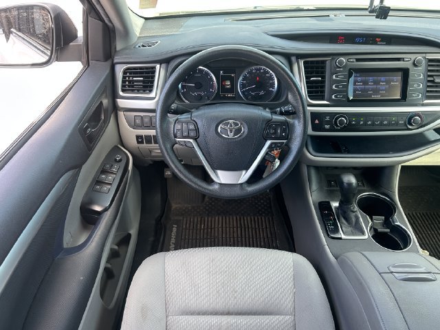 Used 2019 Toyota Highlander LE AWD/4WD image 28