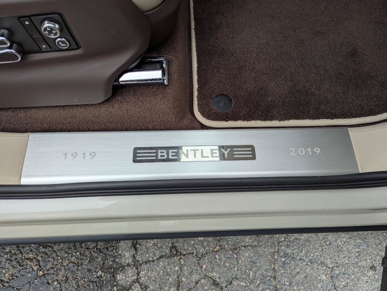 Used 2020 Bentley Bentayga AWD/4WD image 34