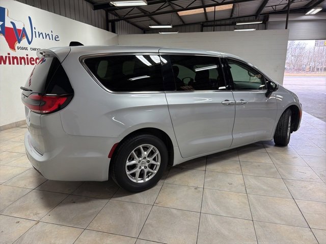 Used 2023 Chrysler Pacifica Touring-L image 3