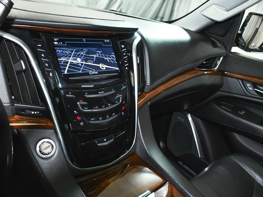 Used 2020 Cadillac Escalade Luxury AWD/4WD image 38