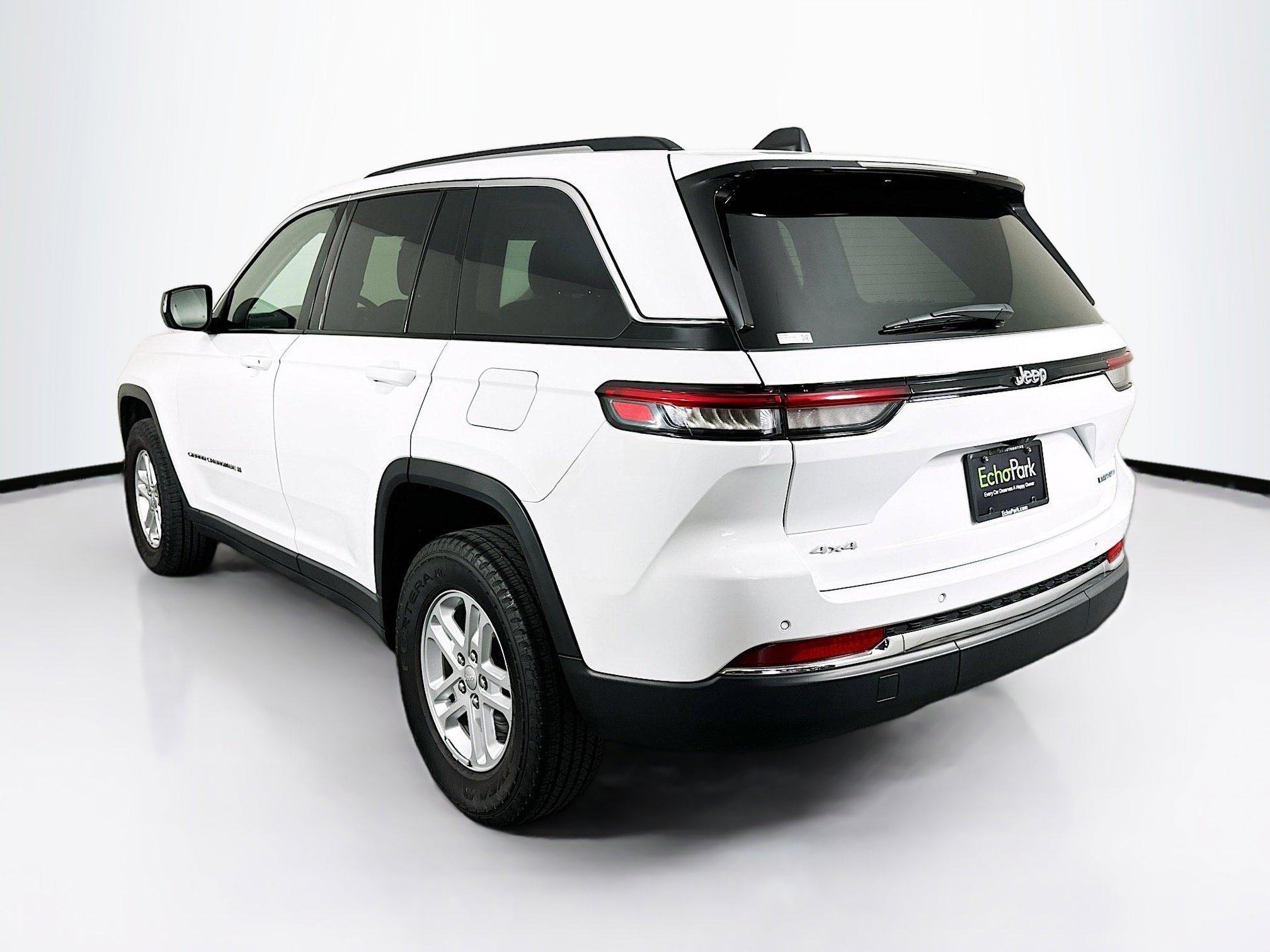 Used 2023 Jeep Grand Cherokee Laredo w/ Luxury Tech Group I AWD/4WD image 5