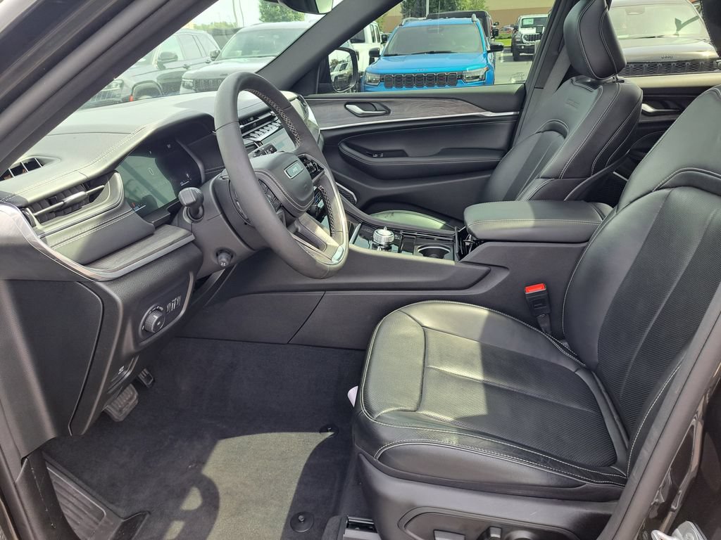 Used 2023 Jeep Grand Cherokee Overland AWD/4WD image 15