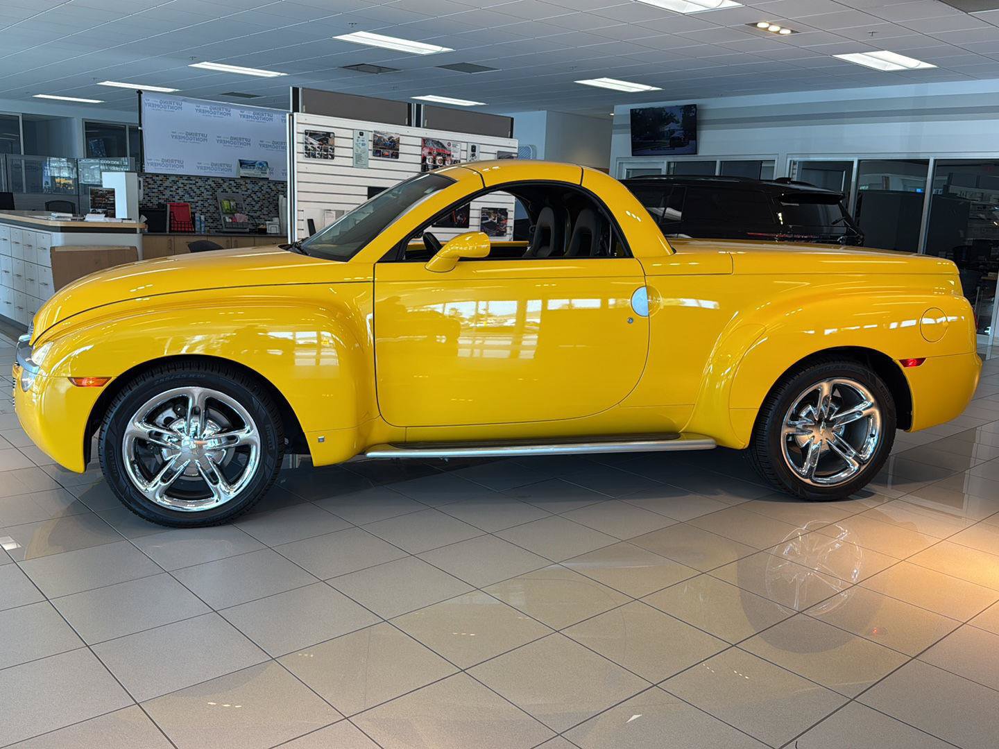Used 2006 Chevrolet SSR w/ Preferred Equipment Group RWD image 2