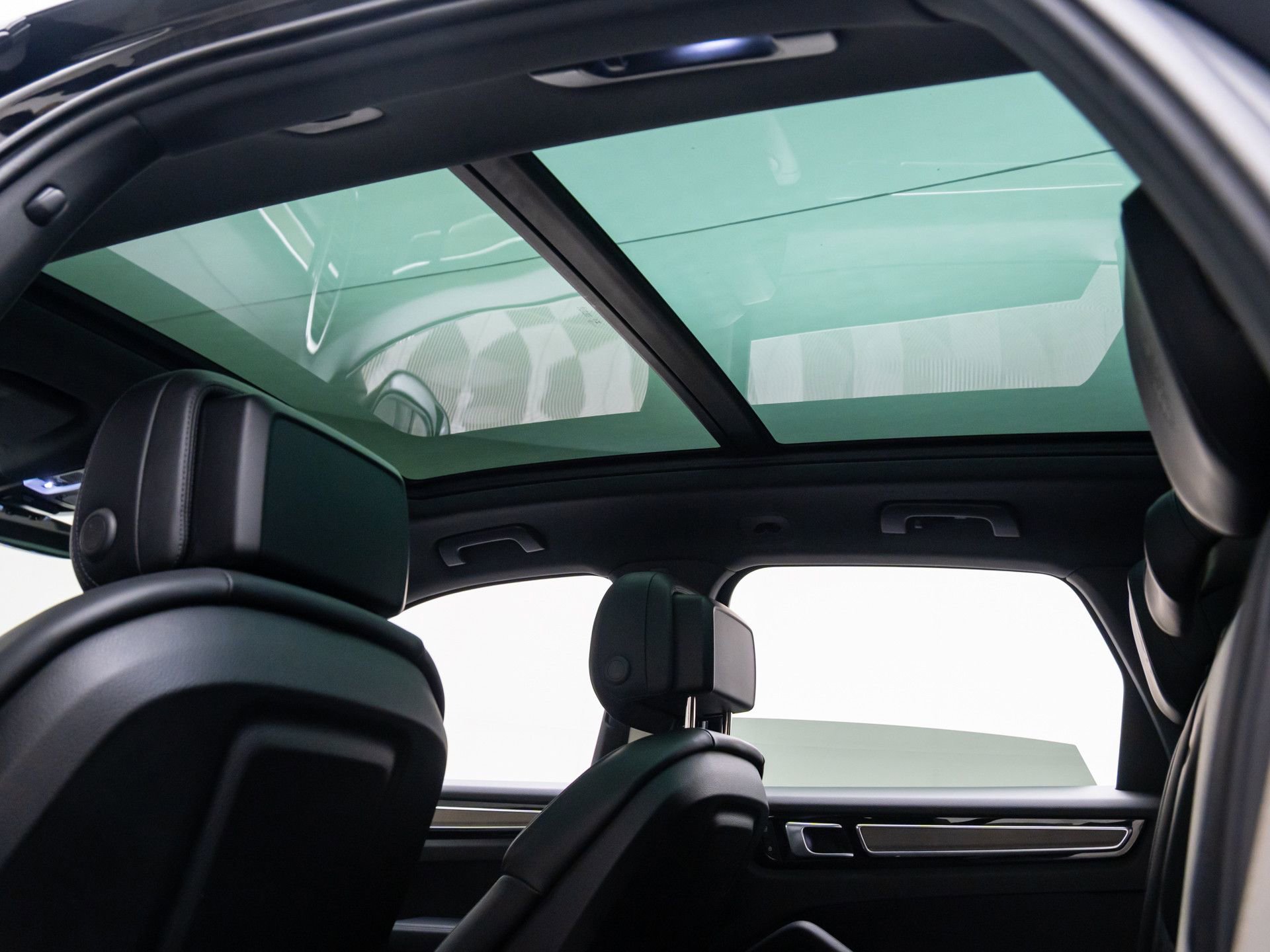 Certified 2023 Porsche Cayenne Platinum Edition image 18