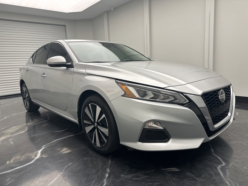 Used 2022 Nissan Altima 2.5 SV w/ SV Premium Package image 2