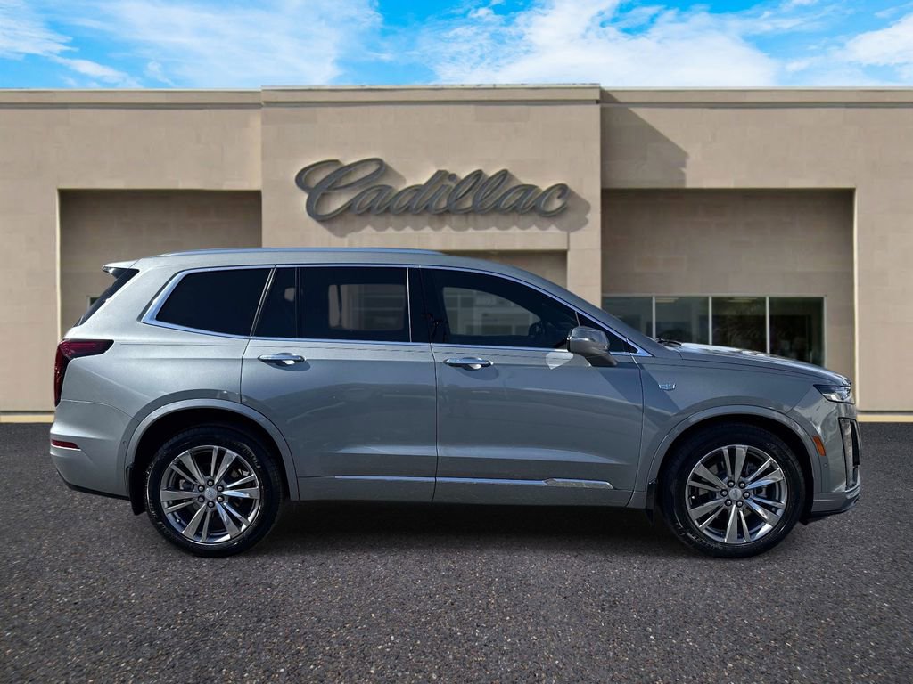 Used 2023 Cadillac XT6 Premium Luxury w/ Technology Package FWD image 2