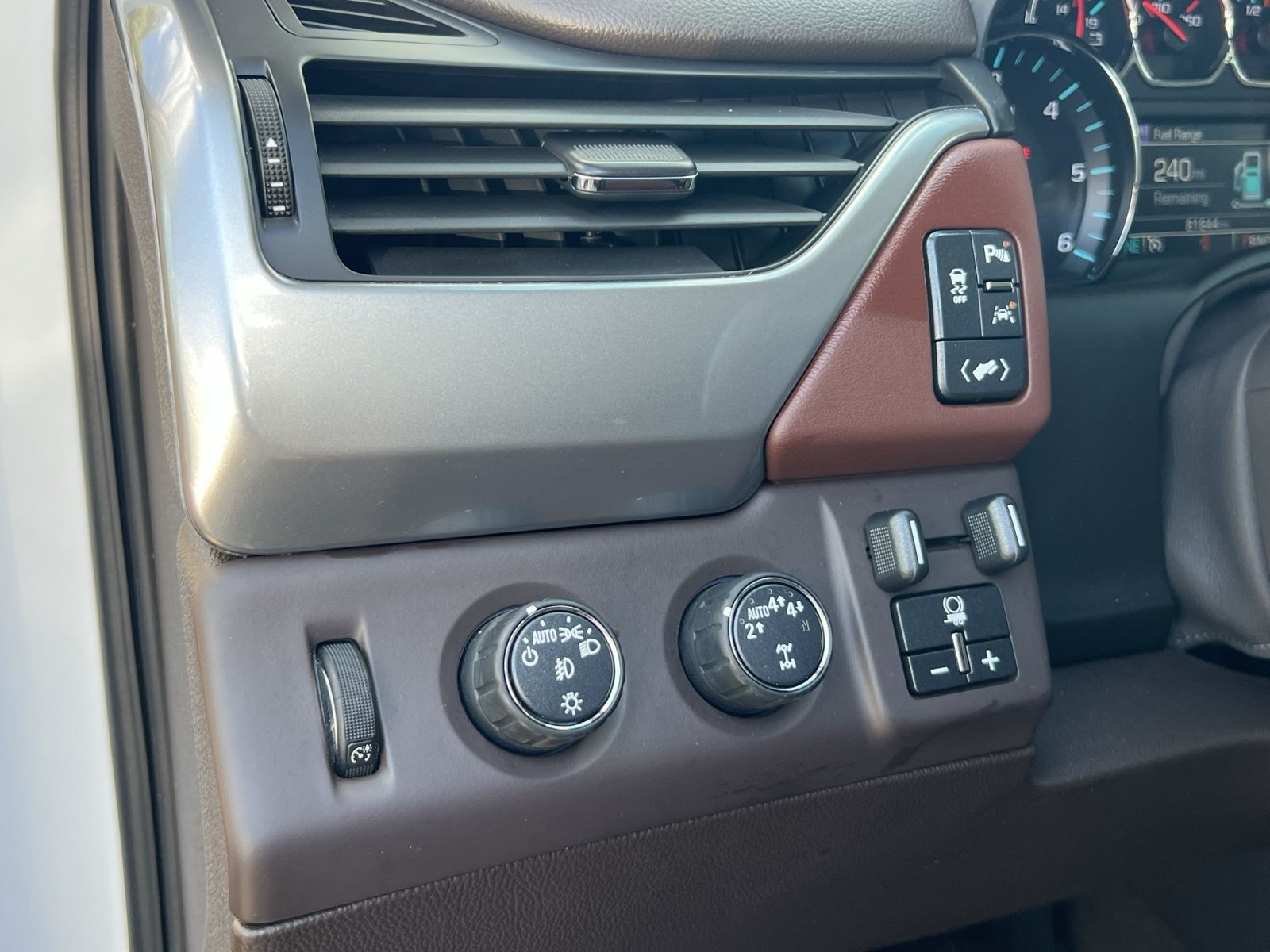 Used 2019 Chevrolet Tahoe Premier w/ RST 6.2L Performance Edition AWD/4WD image 31