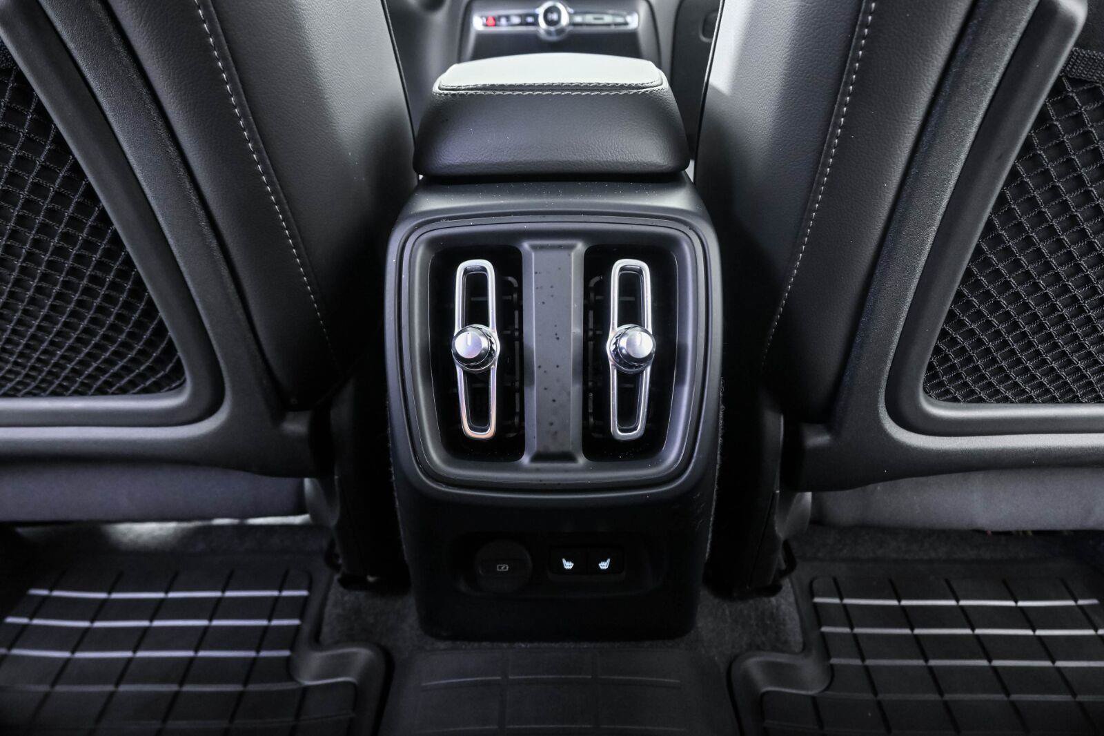 Certified 2026 Volvo XC40 B5 Plus AWD/4WD image 20