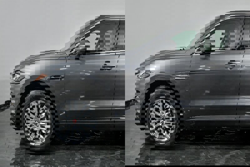 Used 2017 Jaguar F-PACE Prestige image 6