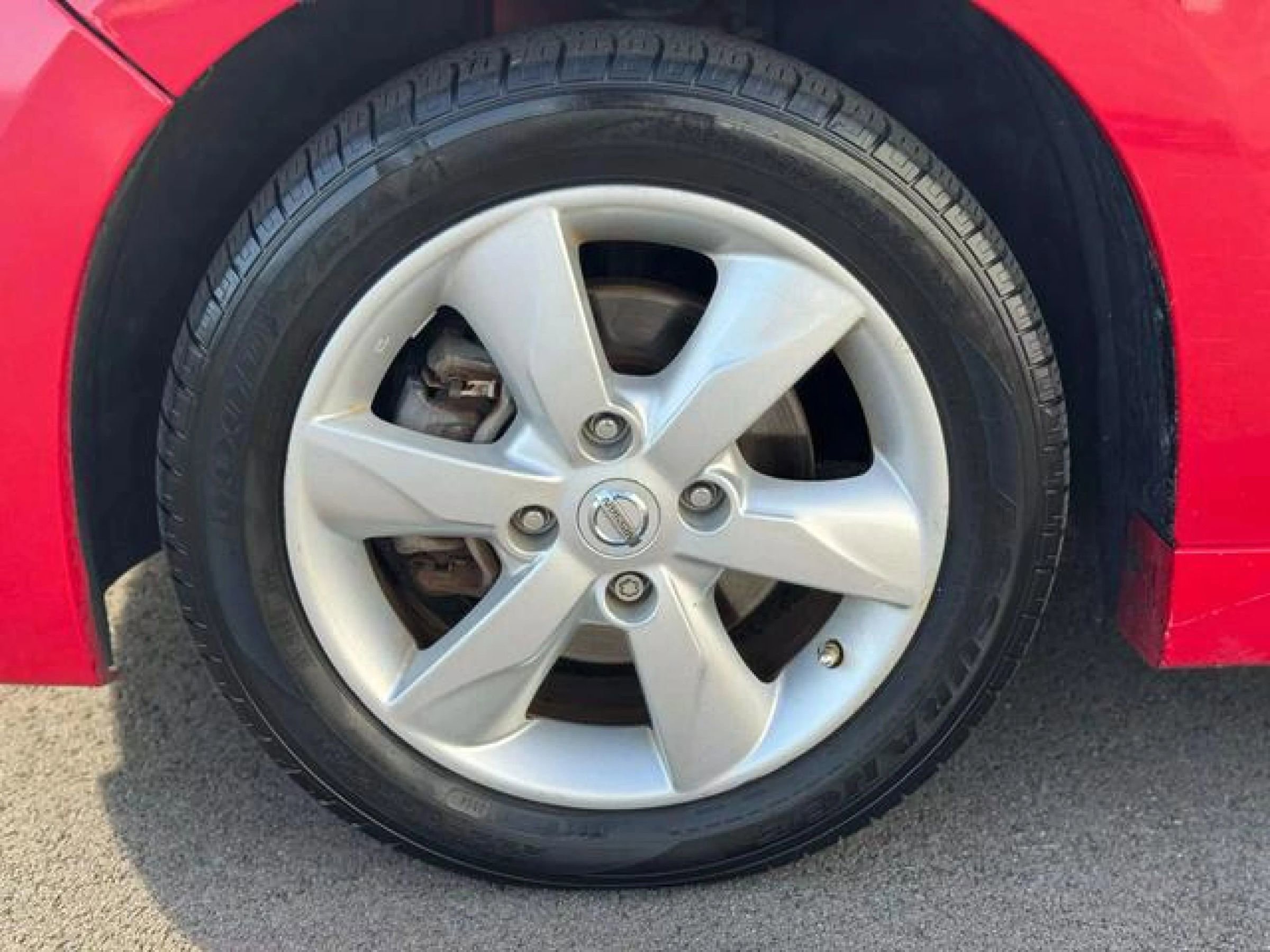Used 2012 Nissan Versa Hatchback FWD image 11