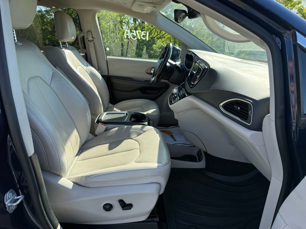 Used 2019 Chrysler Pacifica Touring-L Plus w/ Advanced Safetytec Group FWD image 19