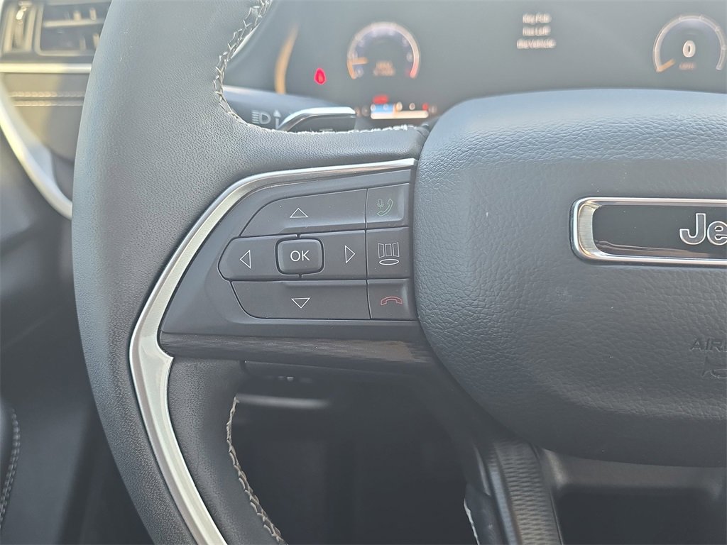 Used 2025 Jeep Grand Cherokee Laredo w/ Luxury Tech Group I image 17