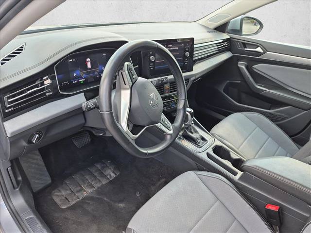 Used 2025 Volkswagen Jetta SE FWD image 10