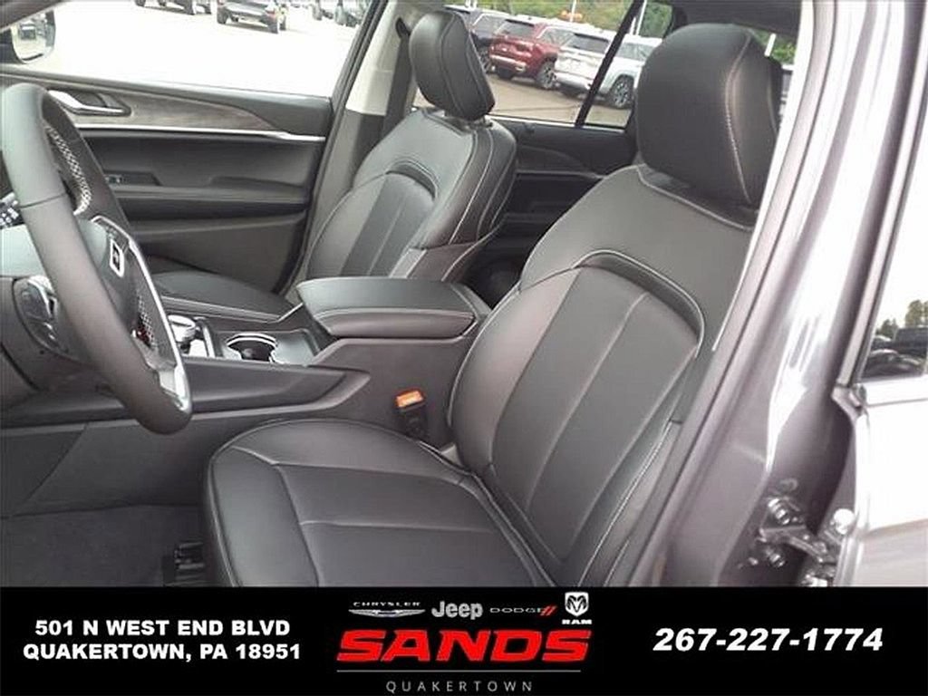 New 2023 Jeep Grand Cherokee 4WD 4xe w/ Luxury Tech Group II image 12