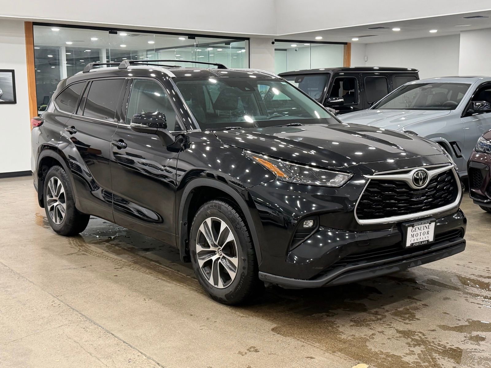 Used 2022 Toyota Highlander XLE image 2