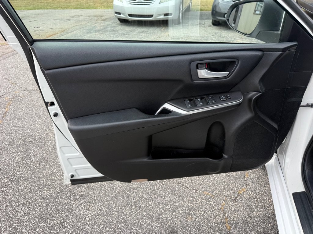 Used 2017 Toyota Camry SE FWD image 12