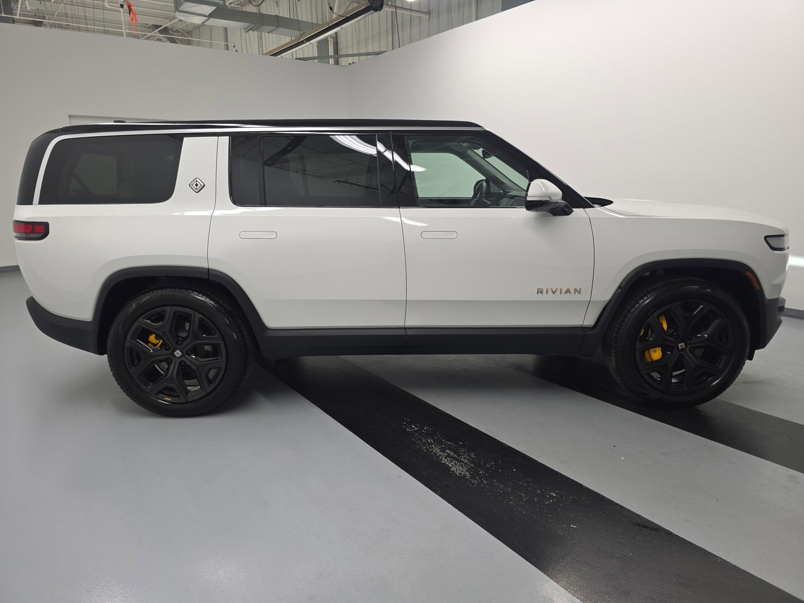 Used 2024 Rivian R1S Adventure image 6
