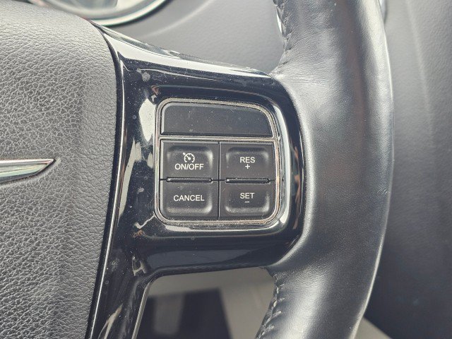 Used 2015 Chrysler Town & Country Limited FWD image 34