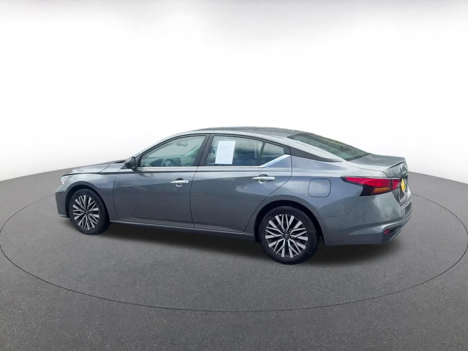 Used 2025 Nissan Altima 2.5 SV FWD image 9