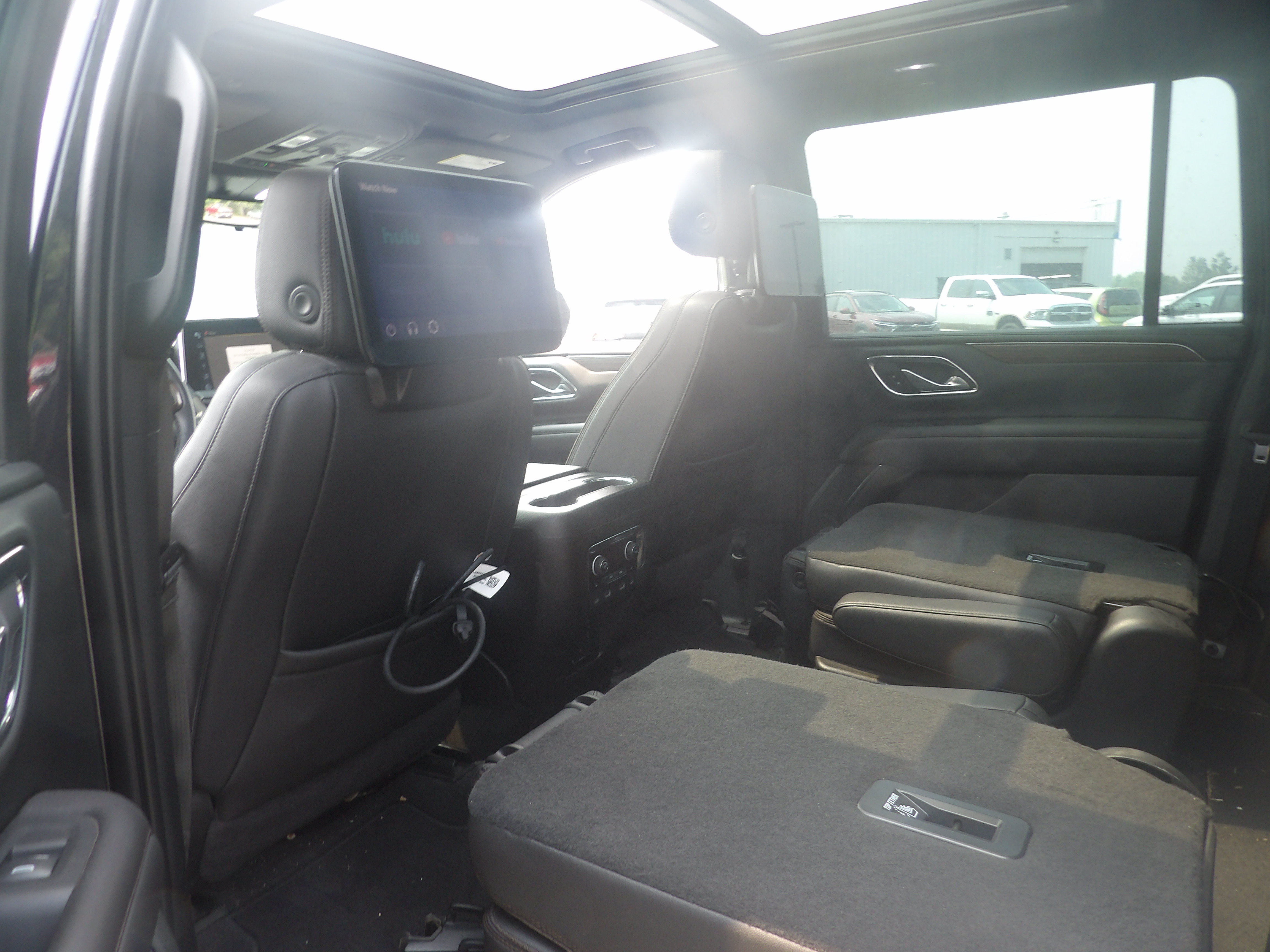 Used 2023 Chevrolet Suburban High Country AWD/4WD image 7