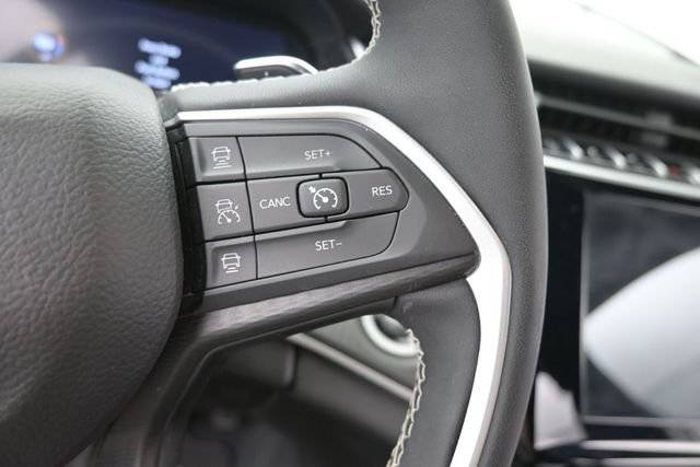 Used 2023 Jeep Grand Cherokee Altitude AWD/4WD image 31