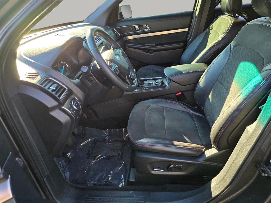 Used 2018 Ford Explorer XLT w/ XLT Appearance Package AWD/4WD image 23