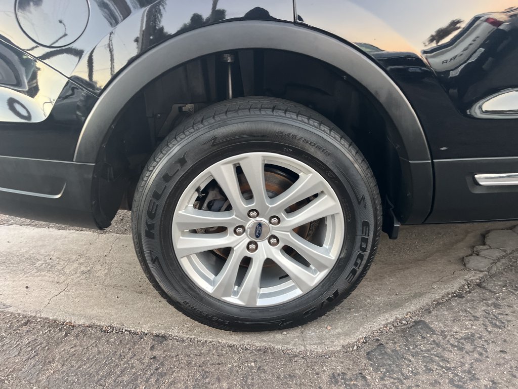 Used 2018 Ford Explorer XLT w/ Equipment Group 202A AWD/4WD image 40