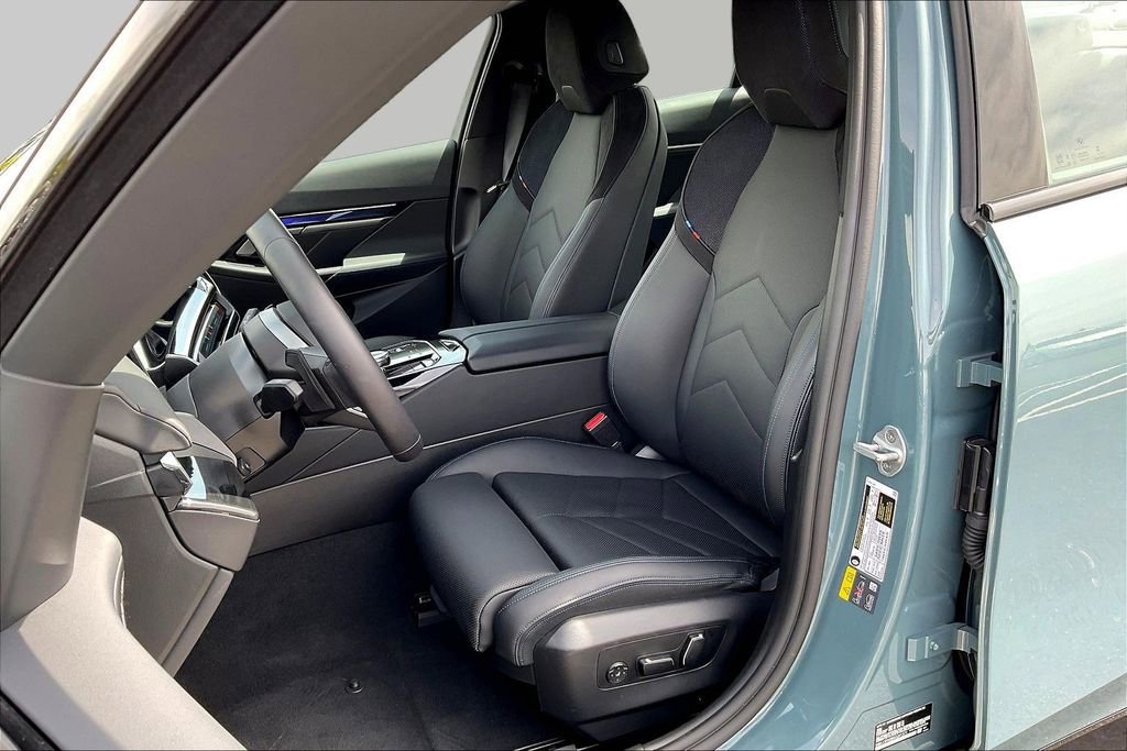 Used 2025 BMW 550e xDrive w/ Premium Package AWD/4WD image 21
