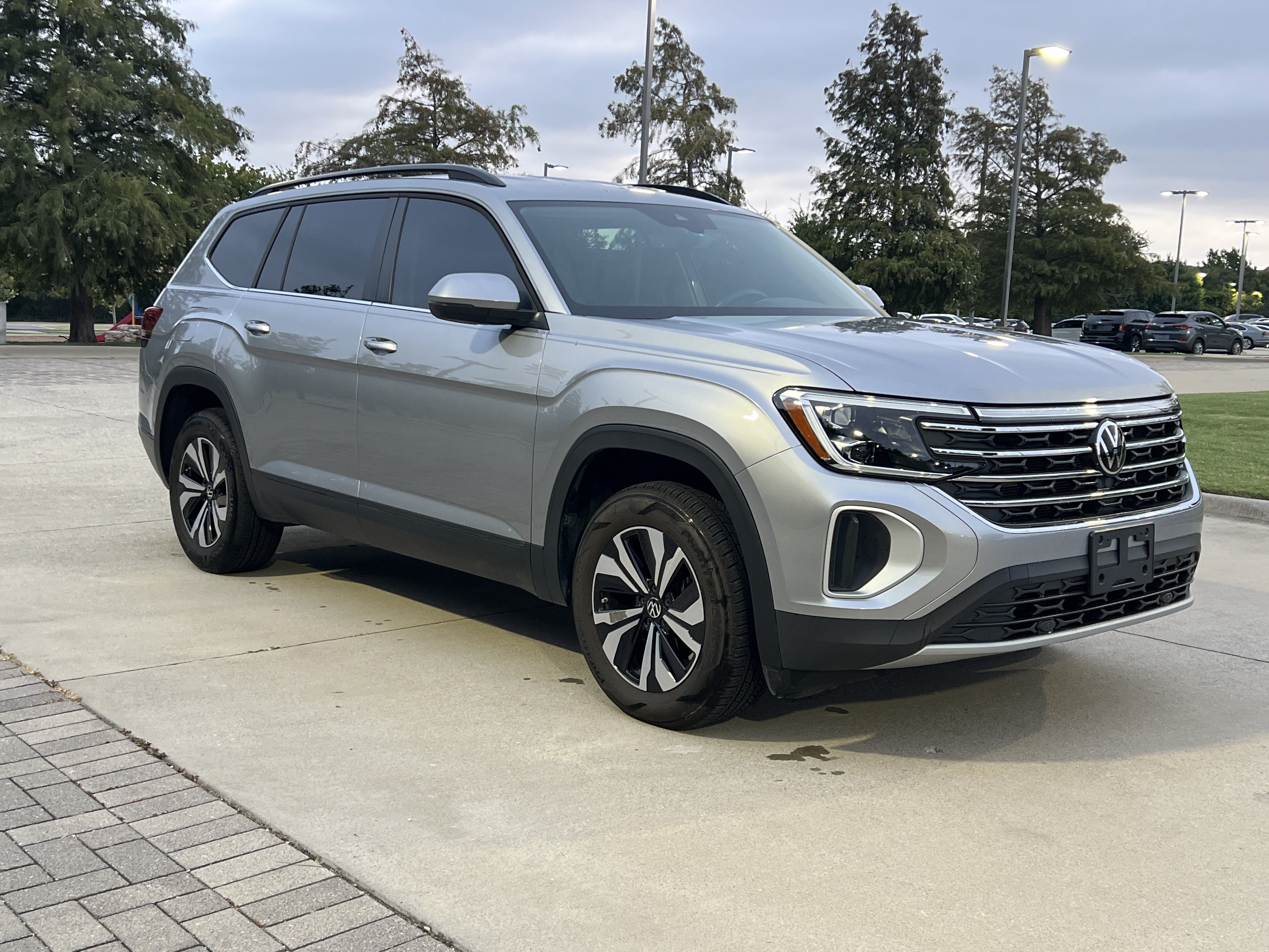 Used 2024 Volkswagen Atlas SE FWD image 2
