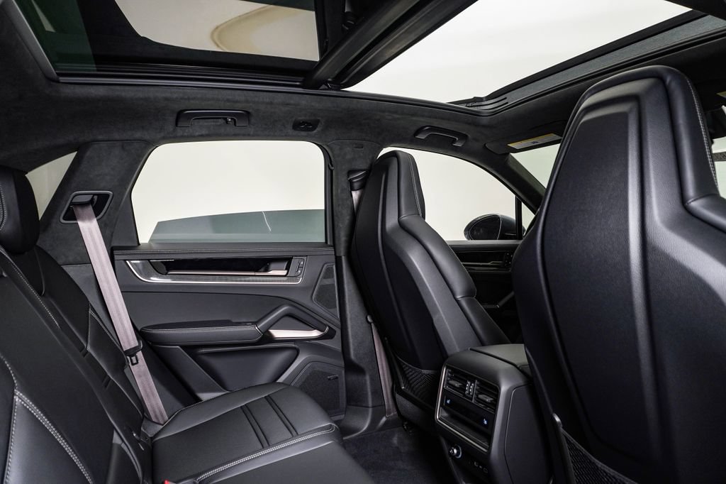 New 2026 Porsche Cayenne Turbo AWD/4WD image 17