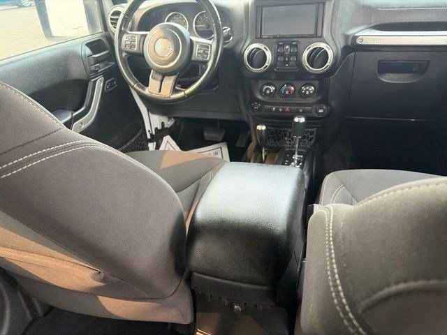 Used 2017 Jeep Wrangler Unlimited Sahara w/ Max Tow Package AWD/4WD image 30