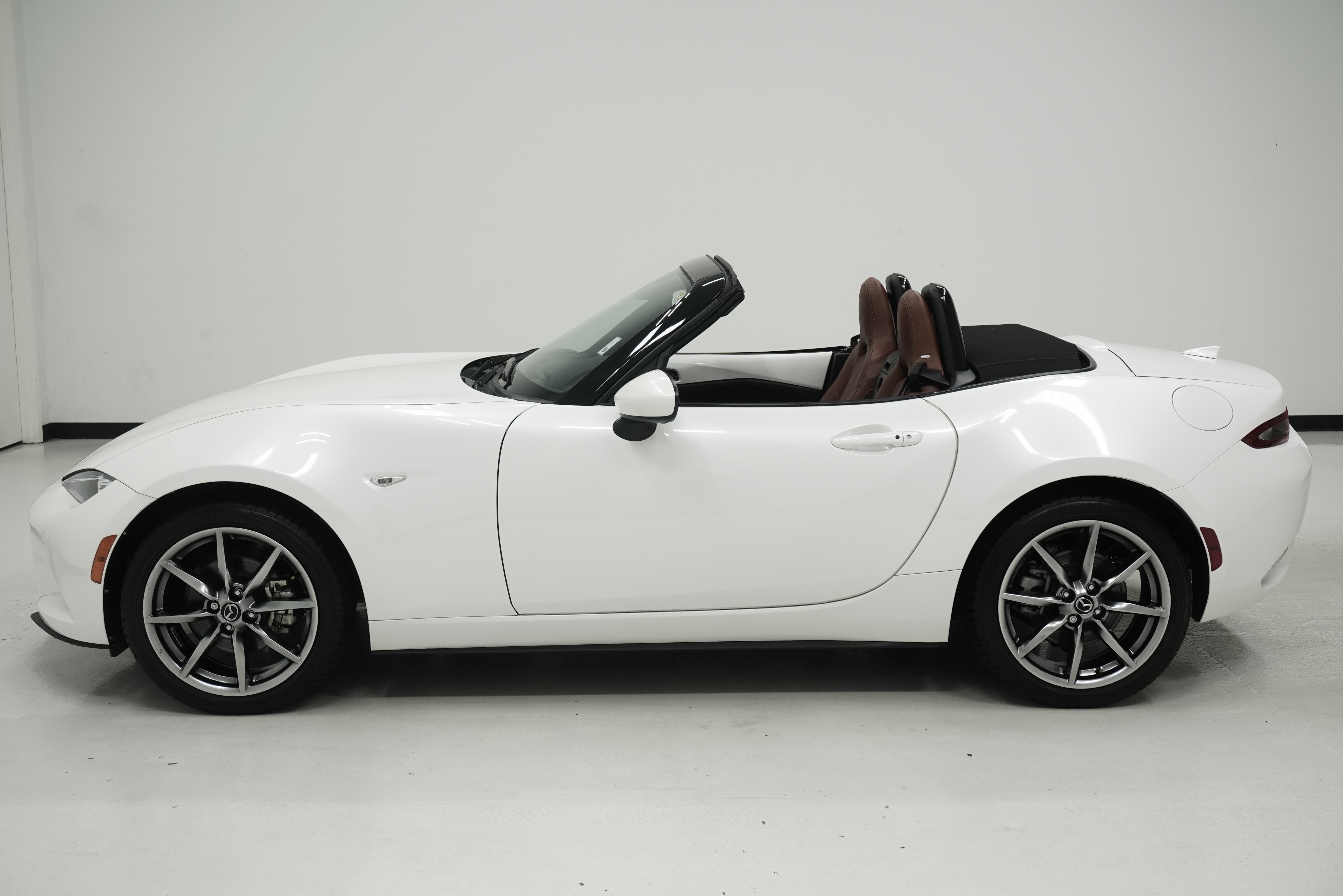Used 2022 MAZDA MX-5 Miata Grand Touring RWD image 9