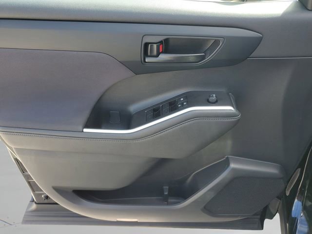 Used 2023 Toyota Highlander LE FWD image 20