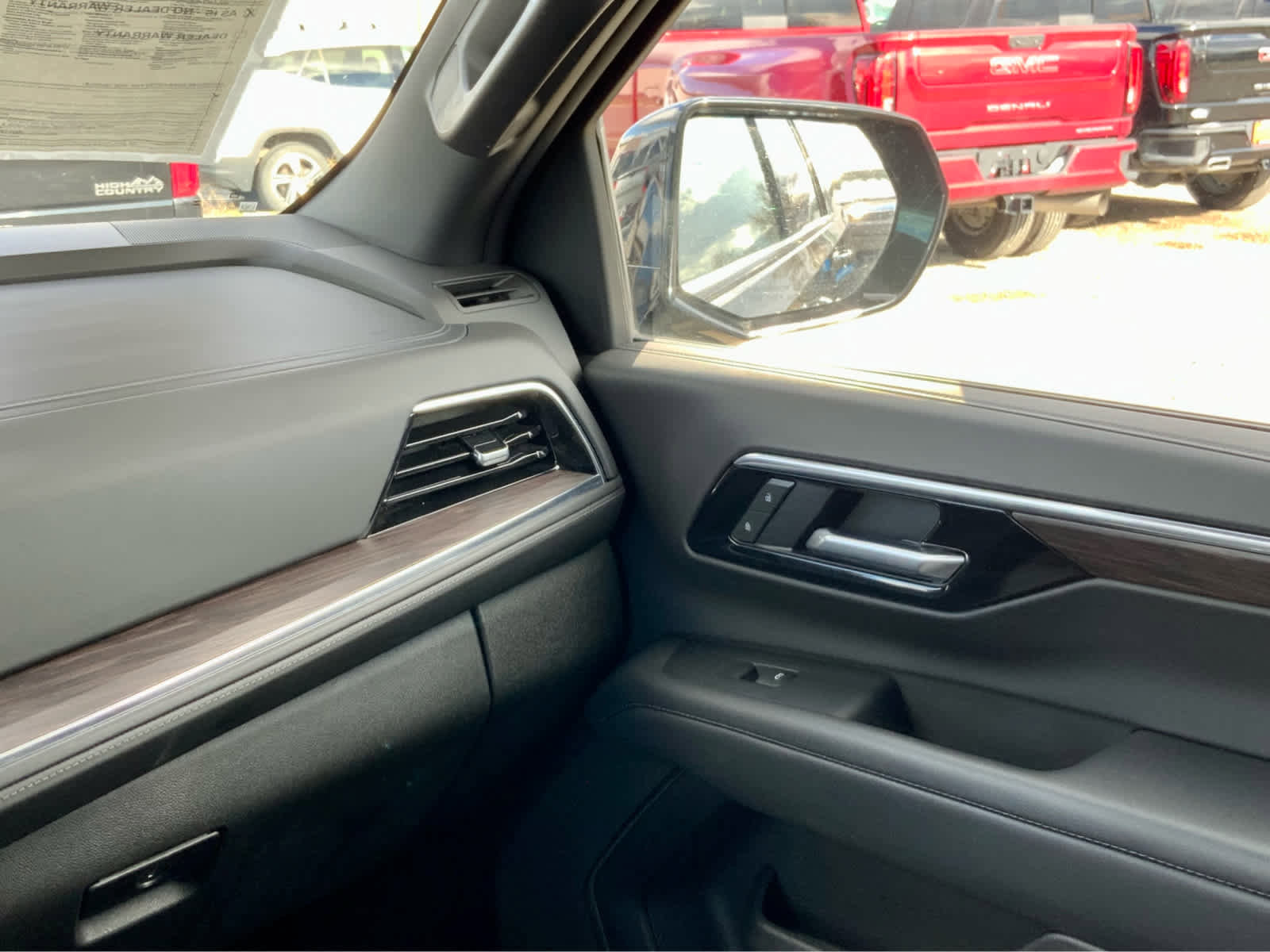 Used 2025 Chevrolet Suburban Z71 AWD/4WD image 35