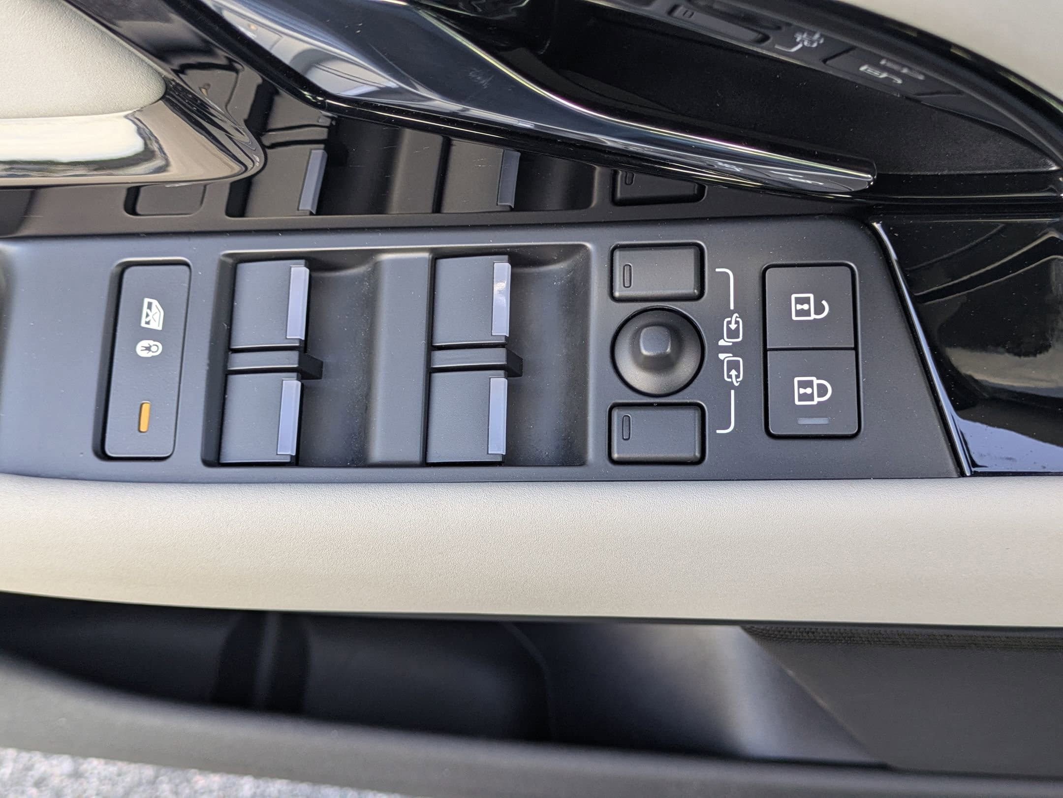 Certified 2025 Land Rover Range Rover Evoque Dynamic SE image 21