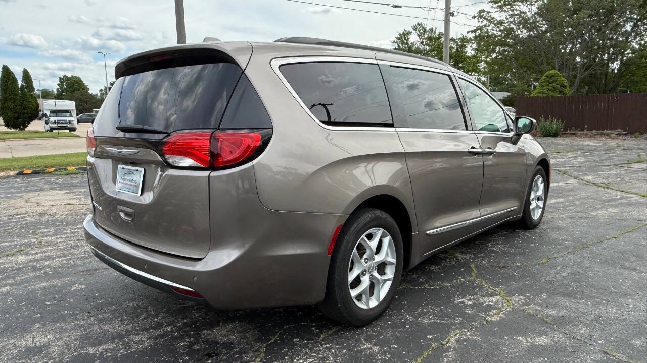 Used 2017 Chrysler Pacifica Touring-L w/ Tire & Wheel Group FWD image 6