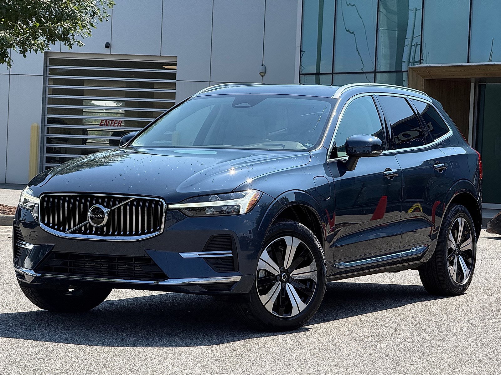 Certified 2023 Volvo XC60 T8 Core AWD/4WD image 1
