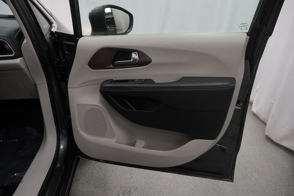 Certified 2023 Chrysler Voyager LX FWD image 43