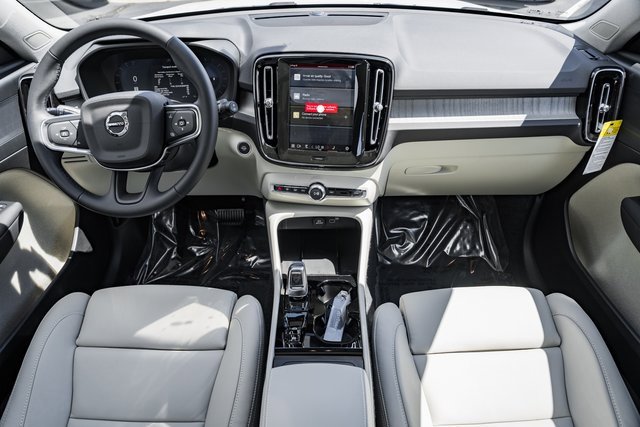 Certified 2025 Volvo XC40 B5 Plus w/ Protection Package Premier image 18