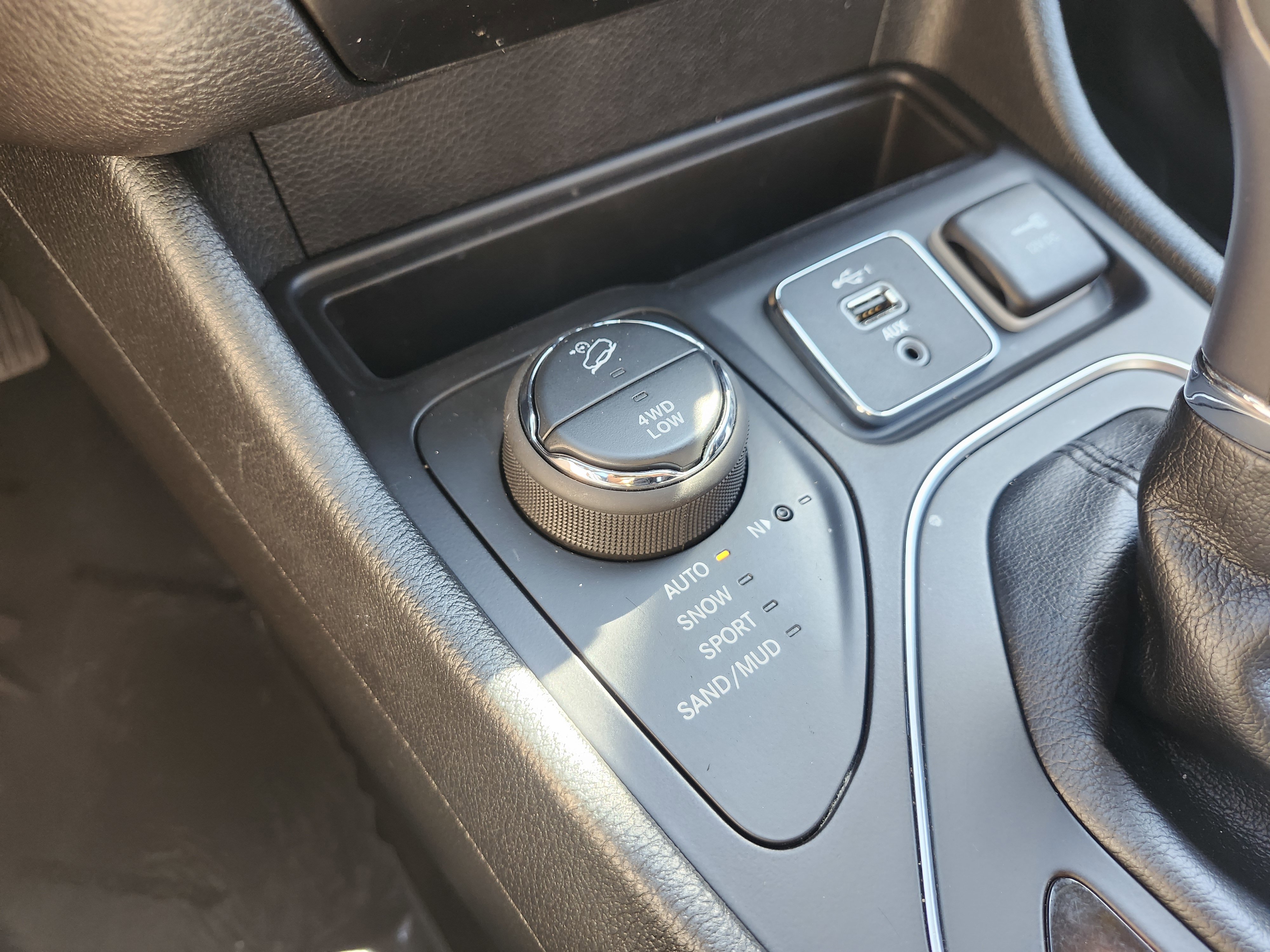 Used 2019 Jeep Cherokee Latitude Plus w/ Comfort/Convenience Group AWD/4WD image 10